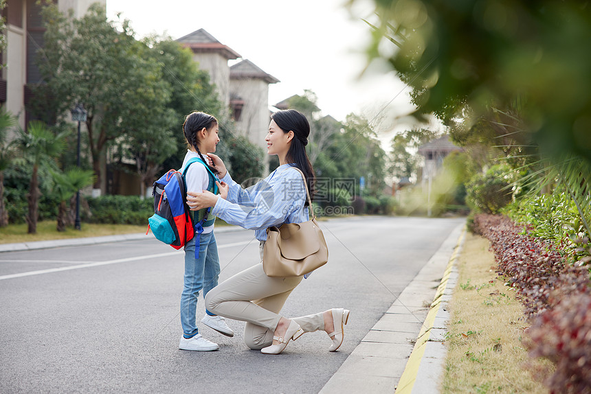 送孩子上学.jpg